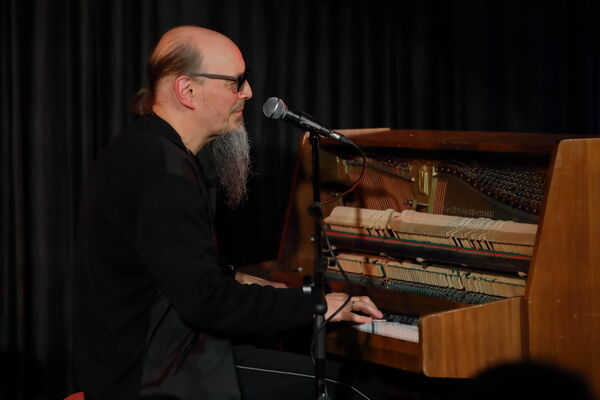 Henning Pertiet am Klavier