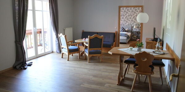 Apartments auf dem Büchtmannshof - Wohnbereich mit angrenzendem Schlafzimmer